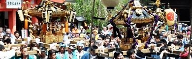 お札所の宝輪閣前からの巡行。'12.04.29.