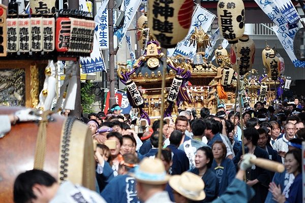高幡不動駅前参道を連なって巡行。'12.04.29.
