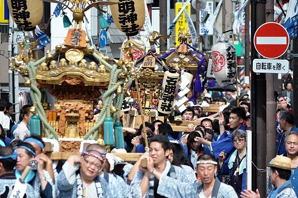 高幡不動尊参道を威勢よく担ぐ。'12.04.29.