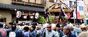 三社二之宮も渡御路の芝崎東。'12.05.20.