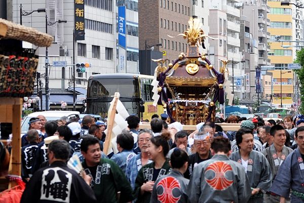 う国際通りを巡行。'12.05.20.