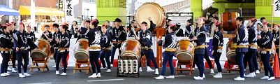 30数名による力強い祭り囃子。'12.05.13.
