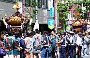 言問通りを連なって巡行。'12.05.13.