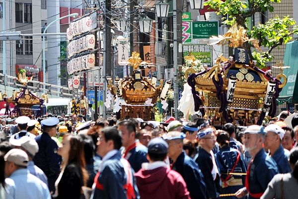 寛永寺陸橋下へと巡行してくる。'12.05.13.