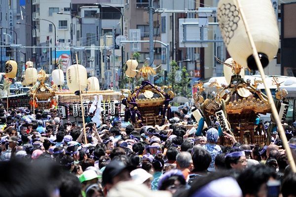 浅草通りを和気藹々賑やかに担ぐ。'12.05.19.