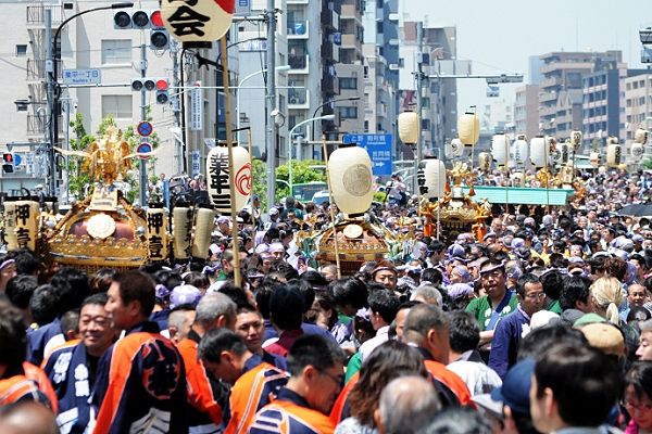 浅草通り業平に集結の町会担ぎ手。'12.05.19.