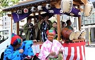 囃子に乗って舞のご披露。'12.05.27.