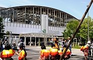 休息の小神輿の担ぎ手。'12.05.27.