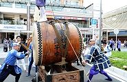 休息中も撥は打ち続く。'12.05.27.