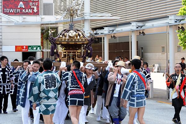 駅前ロータリーkら歩行者天国へ。'12.05.27.