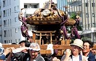 燻し銀の様な山王講神輿。'12.05.27.