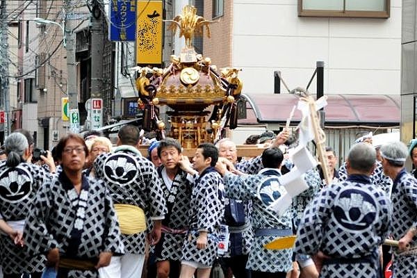 ビジネス街巡行の蛎殻町北部町会。'12.08.18.