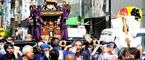 狭い路地中を威勢よく担ぐ。'12.08.18.