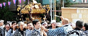 神社裏のお神酒所へ。'12.08.18.