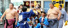 子供神輿を補佐する力士達。'12.08.18.