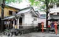 銀杏八幡社殿と脇の稲荷社。'12.08.18.