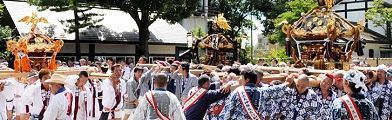神事終えて一斉に担ぎあげ。'12.08.19.