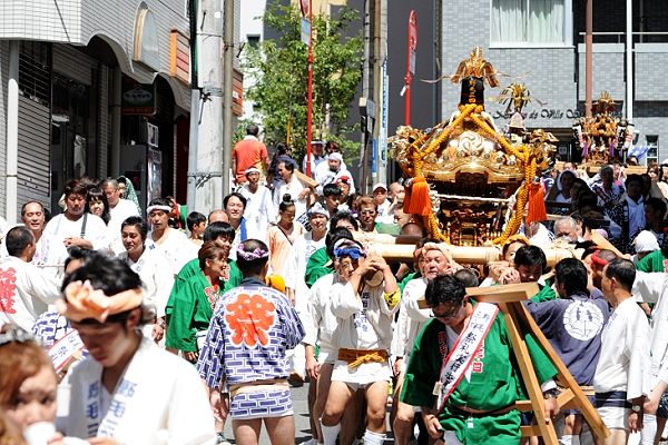 先駆けの野毛町三四丁目町会が紅葉坂から音楽通りへ。'12.08.19.