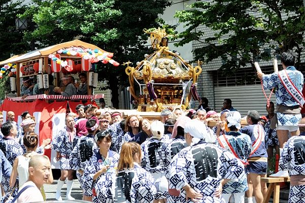 野毛桜通りで木が入る宮川町神輿。'12.08.19.