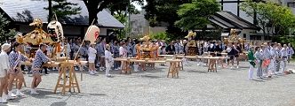 代表してお祓い受ける各町会役員。'12.08.19.