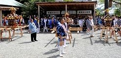 遠くから子之大神に拝礼。'12.08.19.