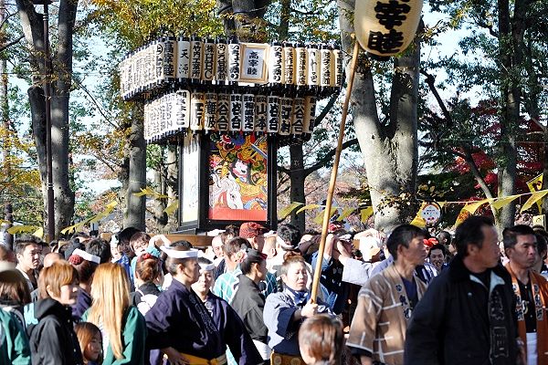 鉄骨造りの万燈神輿の高宰睦。'12.11.18.