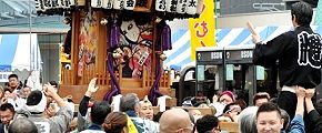 一気に担がれて駅前で休息の木。'12.11.11.