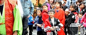 子供たち憧れの眼差しで見入る。'12.11.11.