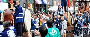 二基の太鼓が神輿を先導。'12.11.11.