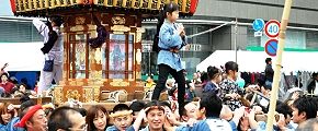 見せ所だと担ぎ手に鼓舞する。'12.11.11.