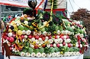農業祭恒例の野菜の宝船。'12.11.11.