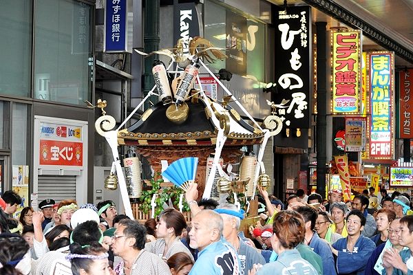 ドッコイ担ぎの翠鳳睦が銀柳街から。'12.11.04.