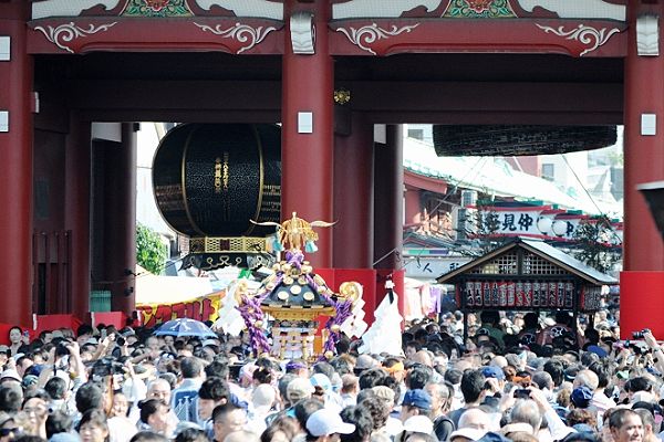 悠然と宝蔵門から仲見世を通り帰還。'12.05.19.