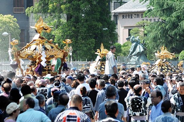 浅草寺裏手の待機場から土煙上げて威勢よく発進。'12.05.19.