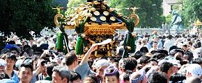 指揮者が扇子で先導する雷門田原。'12.05.19.