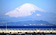 霞む霊峰富士。'13.01.20.