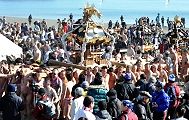 東浜防波堤上へと担ぎ出す。'13.01.20.