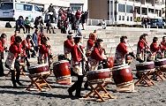 東浜の寒さ飛ばす和太鼓。'13.01.20.