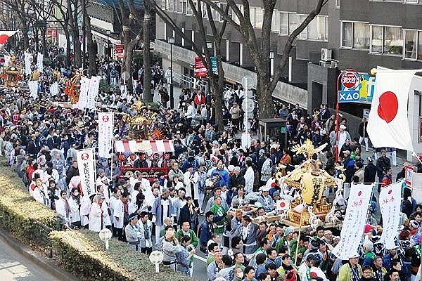 表参道神宮橋へと神輿を進める担ぎ手達。'13.02.11.