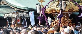 パレードも境内でやっと着座。'13.02.11.