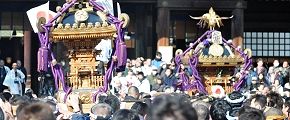 境内で最後の神輿揉み。'13.02.11.