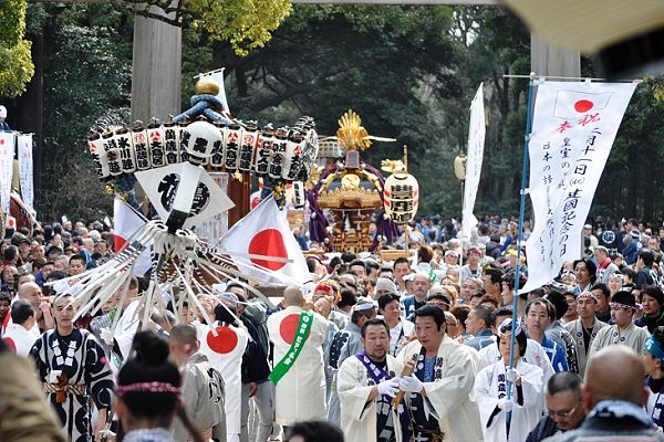 境内鳥居前で一段と激しい神輿揉み。'13.02.11.