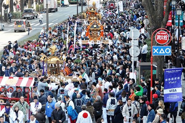 表参道を威勢良い掛け声で連なり神宮目指す。'13.02.11.