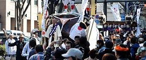 響き渡る恋ヶ窪熊野神社御太鼓。'13.02.11.