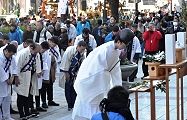 雑踏の中で神事が執り行われる。'13.02.11.