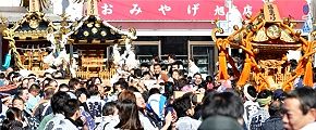 神輿指揮者に近づいてくる。'13.01.27.