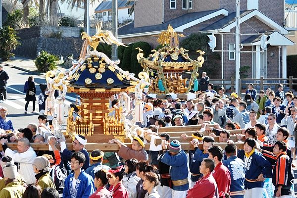 辰神会と青房の仁勇会神輿。'13.01.27.