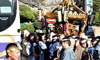 遠慮がちにコミュニティバスがすれ違う。'13.01.01.