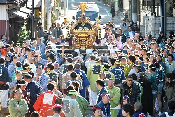 賑やかな手拍子で荒川土手下目指す。'13.01.01.