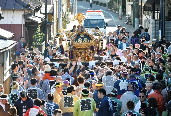 いろは通りを巡行する千住大川西睦の神輿。'13.01.01.